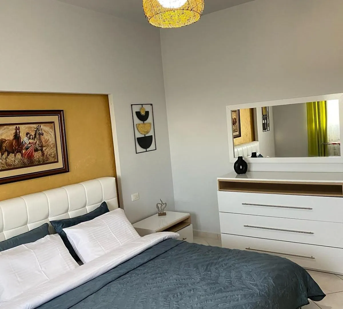 Modern Apartament Fier 0*,