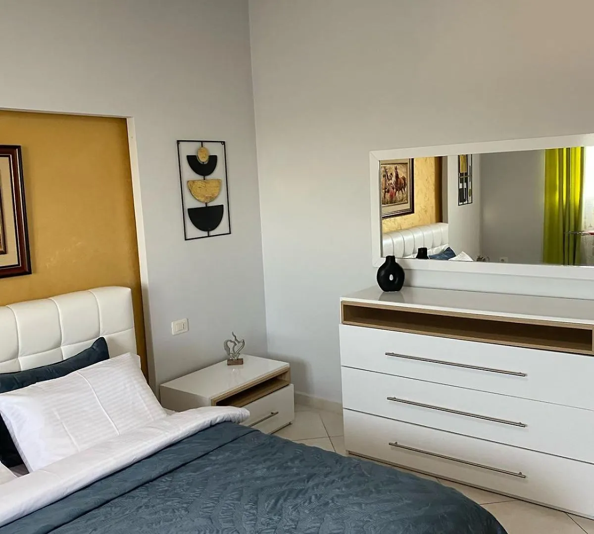 Modern Apartament Fier 0*,